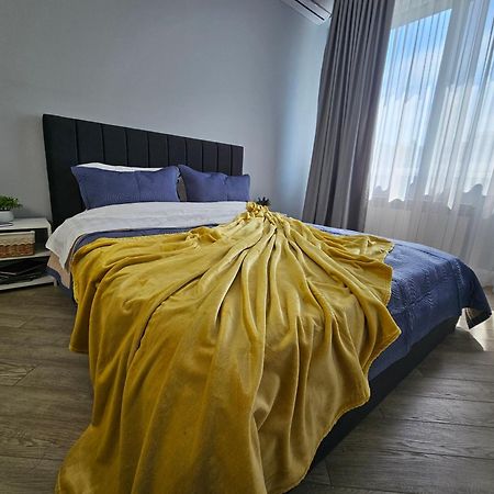 3 Room Gagarin Park Residential Complex Near Mega Shopping Mall อัลมาตี ภายนอก รูปภาพ